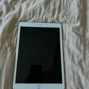 8th generation iPad 2020. 32 GB.